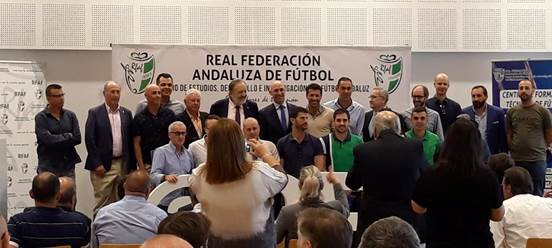 La imagen puede contener: 12 personas, personas sonriendo